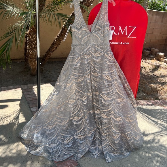 LARA 29670. Evening from gown, gray and multi size 12. - Picture 4 of 6